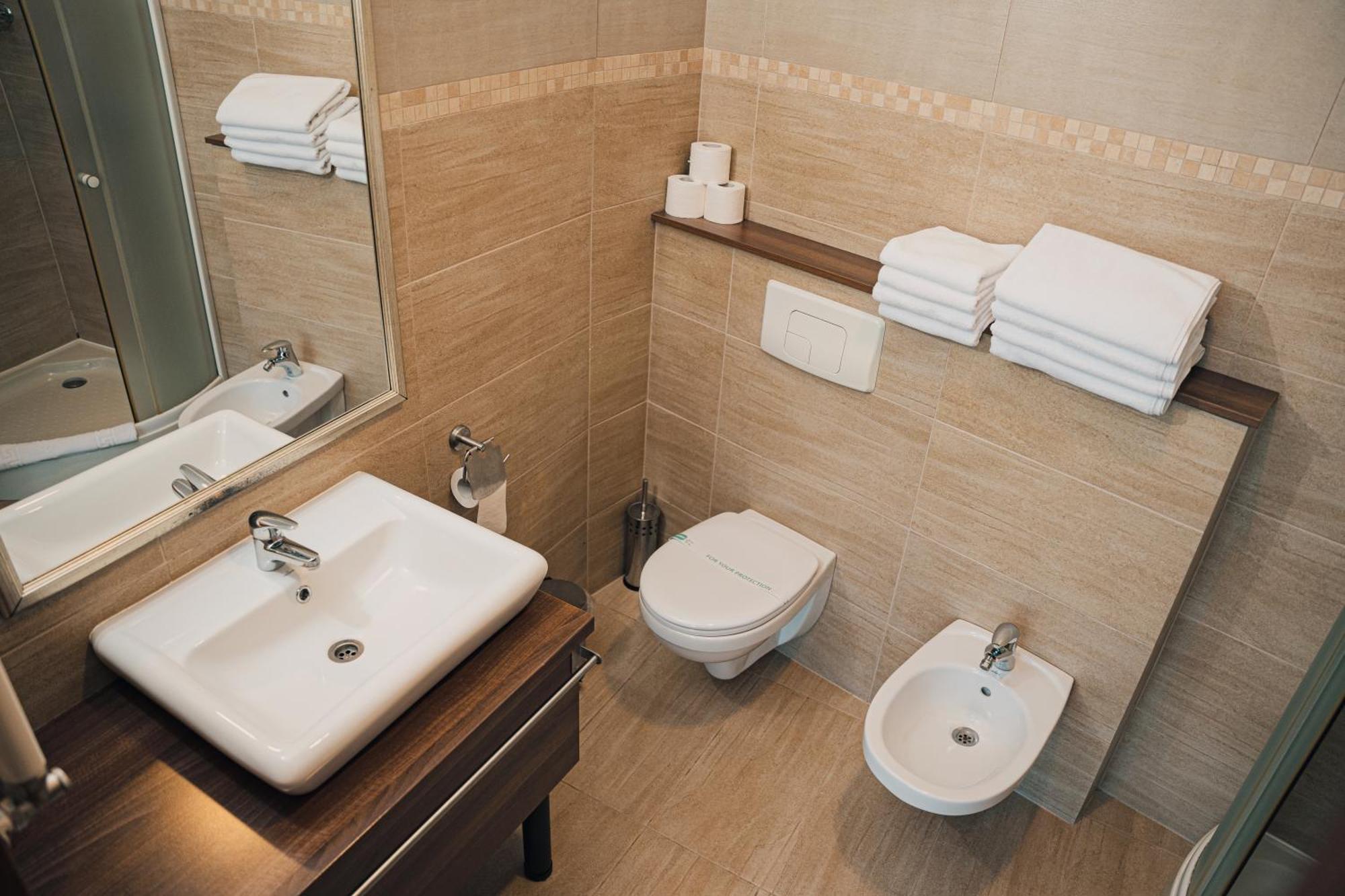 Sky Hotel Oradea Luaran gambar
